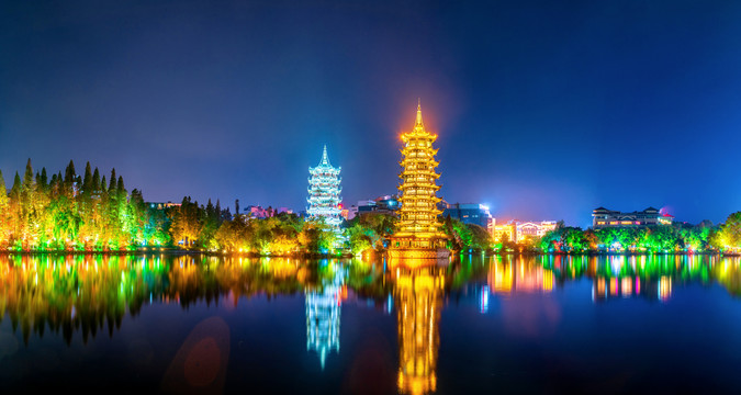 中国广西桂林日月双塔夜景风光