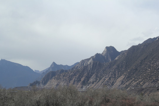 蓝天雪山春意