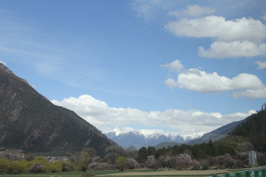 高原雪山远山