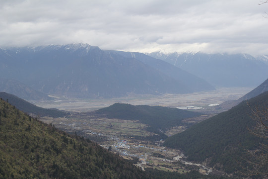 俯瞰山脉乡村