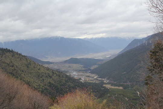 俯瞰山脉乡村