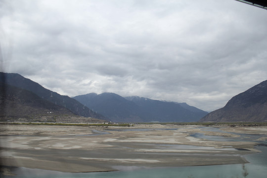 高山河流