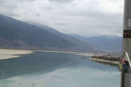 高山雪山春天河