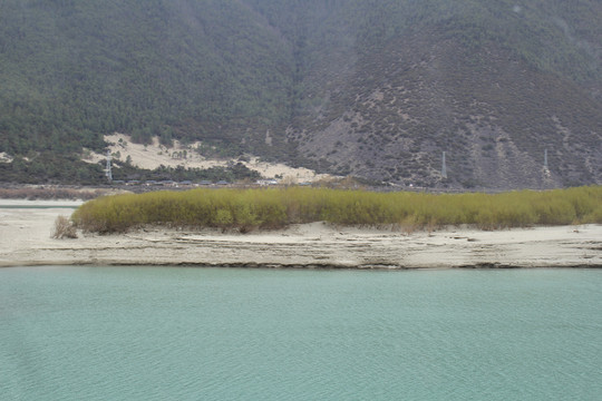 高原河滩绿水