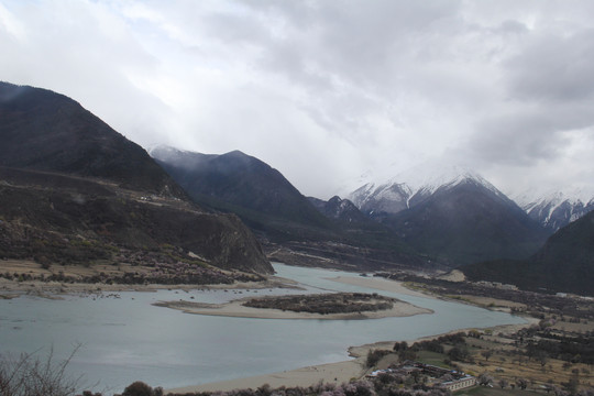 雪山河流风光