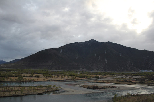 高原河滩风光