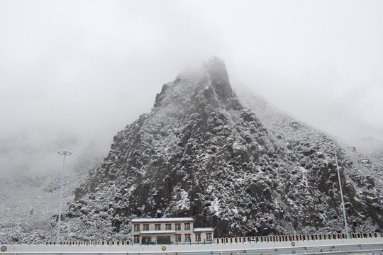 雪山云雾缭绕