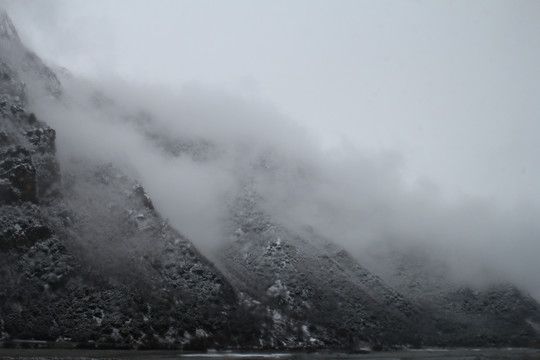 雪山云雾缭绕