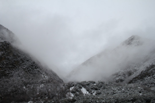 云雾雪山