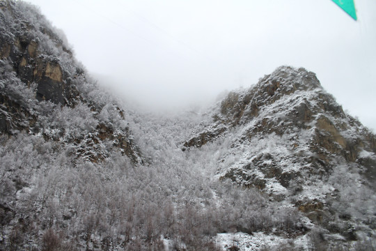 云雾雪山