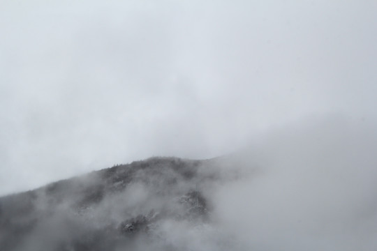 云雾雪山