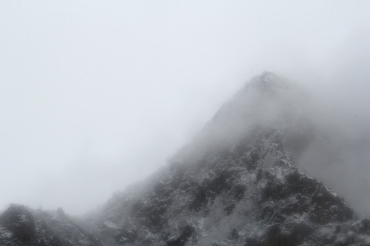 云雾雪山