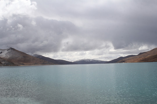 雪山绿色湖水