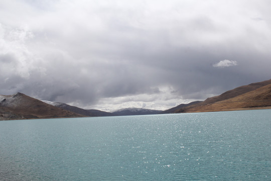 雪山绿色湖水