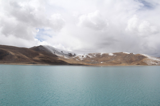 雪山绿色湖水