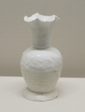 德化窑青白釉长颈瓶