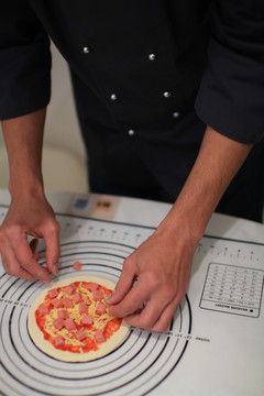 西餐披萨制作过程高清摄影图片