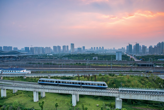 运行中长沙磁悬浮列车