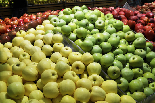 成堆售卖的各种颜色苹果