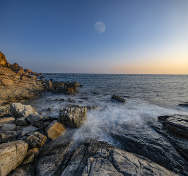 海上生明月