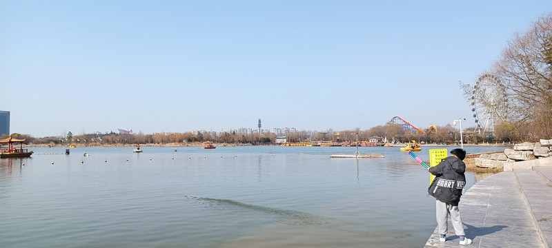 城市湖景