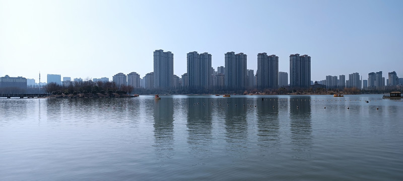 城市湖景
