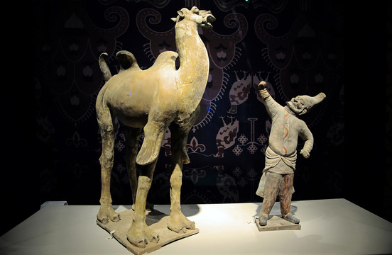 唐代彩绘牵骆驼陶俑