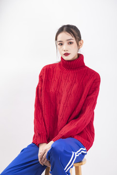穿着红色毛衣的年轻女性