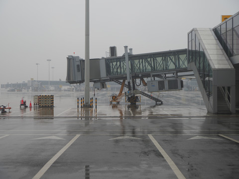 雨后飞机场