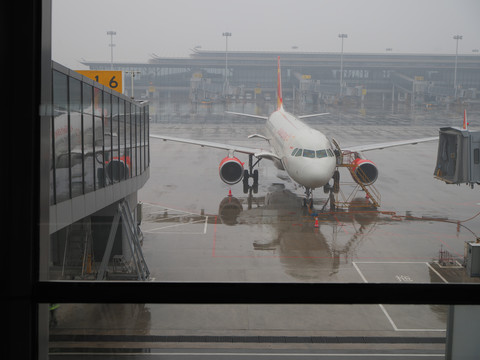 雨后飞机场