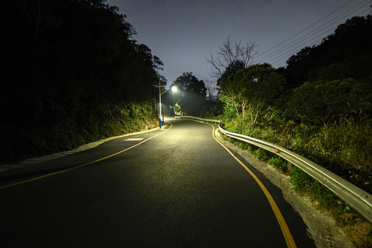 夜幕下的马峦山坪马线公路