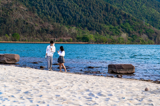 西昌邛海湿地公园海边沙滩