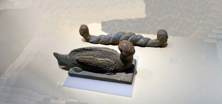 唐代人首蛇生陶俑