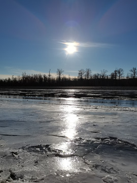 结冰的河面