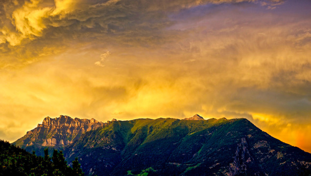 黄昏与山景