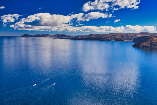 湖泊与山景