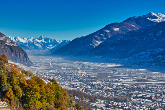 湖泊与山景