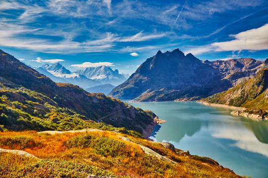 湖泊与山景