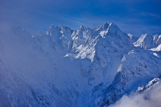 雪山雪景与高山丘壑