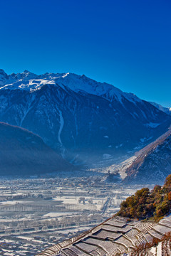 山景与雪山