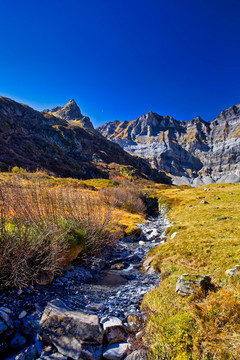 山路与山景