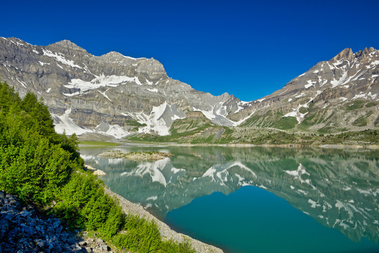 湖泊与山景