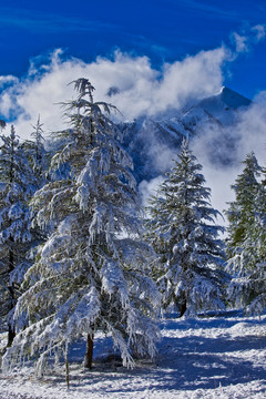 雪山雪景与高山丘壑