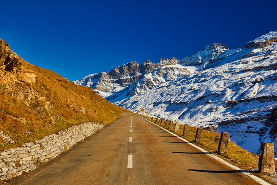 山路与山景