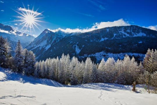 雪山雪景与高山丘壑