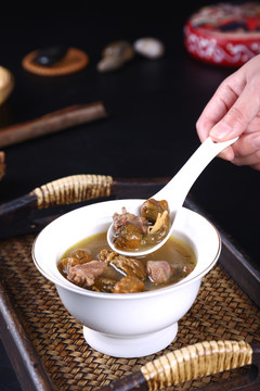 野蘑菇炖土鸡