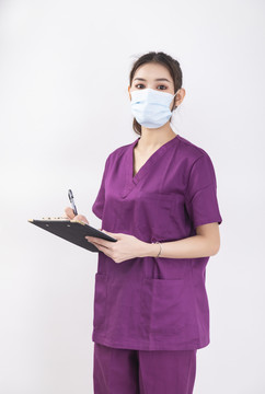 穿着紫色护士服的女护士