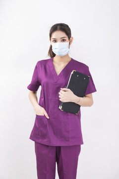穿着紫色护士服的女护士