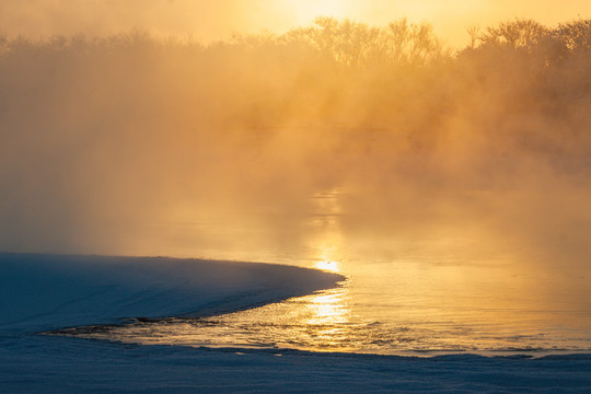 冬季清晨河流晨雾日出
