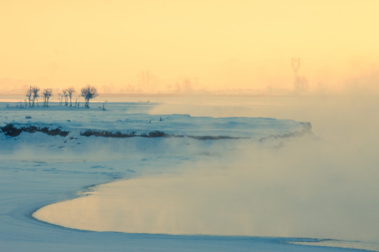 冬季河流晨雾日出